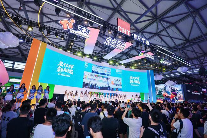 2024ChinaJoy火爆开展世纪华通多巴胺色展台成首日焦点