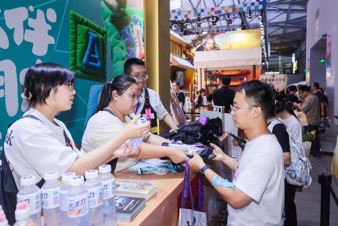 2024ChinaJoy火爆开展世纪华通多巴胺色展台成首日焦点(图7)