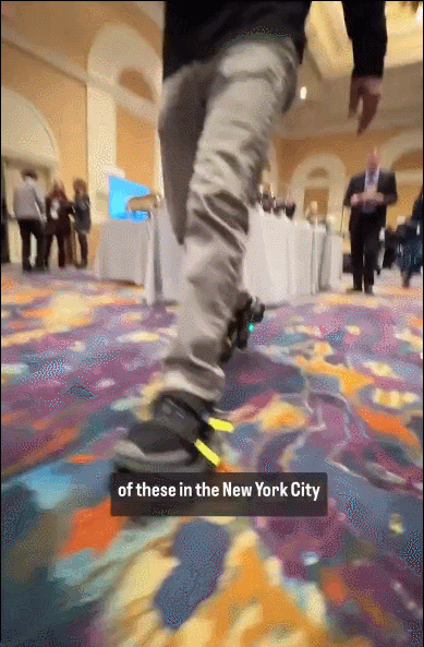 CES2024丨十款最酷黑科技：室内风火轮、可穿戴烤箱、智能猫门(图5)