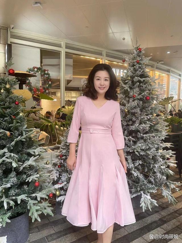 女人会打扮才端庄看这位50岁姐姐优雅风姿比同龄人显年轻太多
