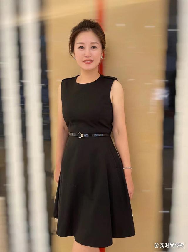 女人会打扮才端庄看这位50岁姐姐优雅风姿比同龄人显年轻太多(图2)