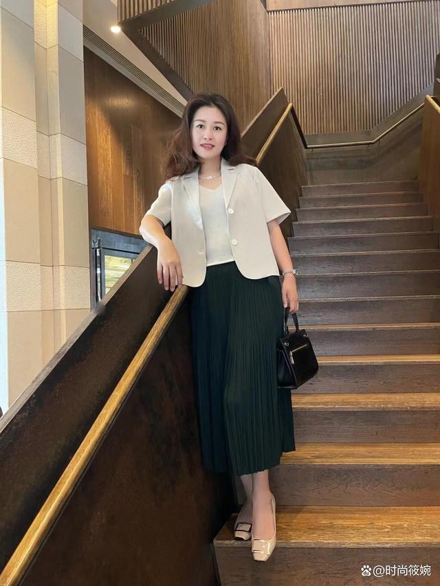 女人会打扮才端庄看这位50岁姐姐优雅风姿比同龄人显年轻太多(图3)