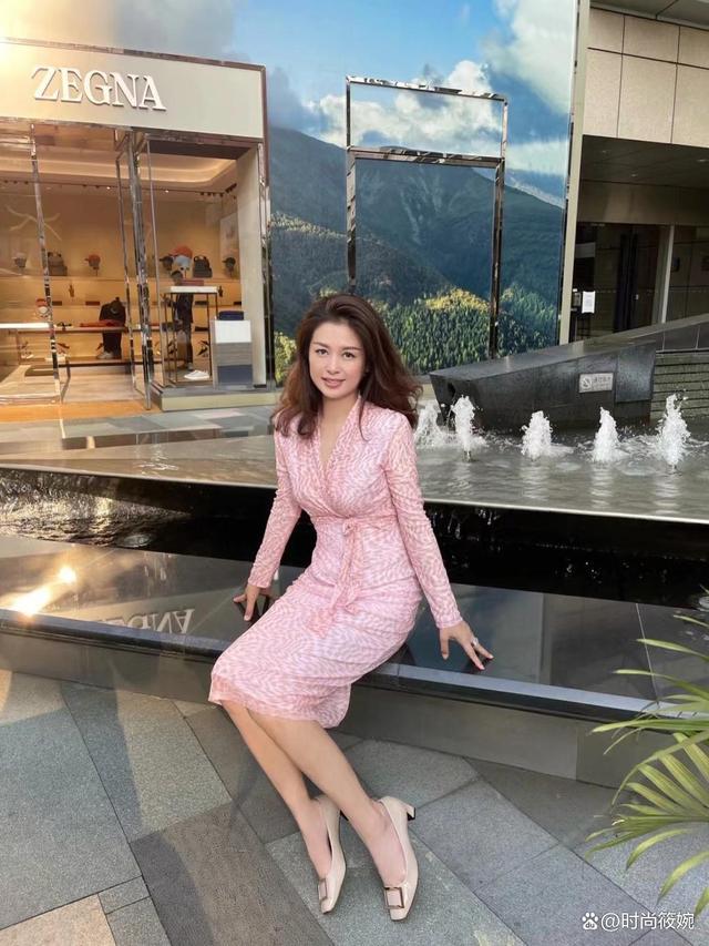 女人会打扮才端庄看这位50岁姐姐优雅风姿比同龄人显年轻太多(图5)