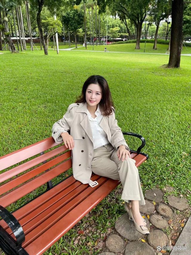 女人会打扮才端庄看这位50岁姐姐优雅风姿比同龄人显年轻太多(图4)