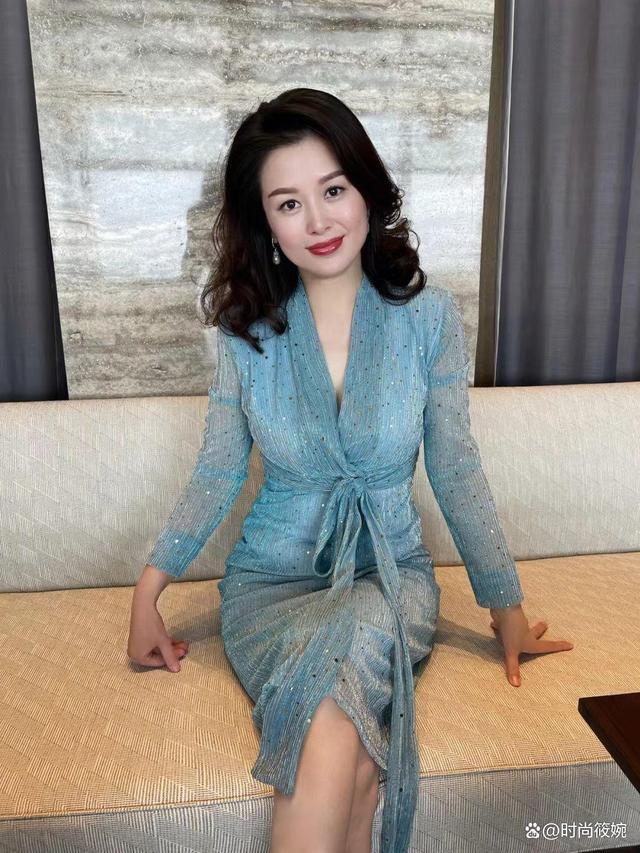 女人会打扮才端庄看这位50岁姐姐优雅风姿比同龄人显年轻太多(图6)