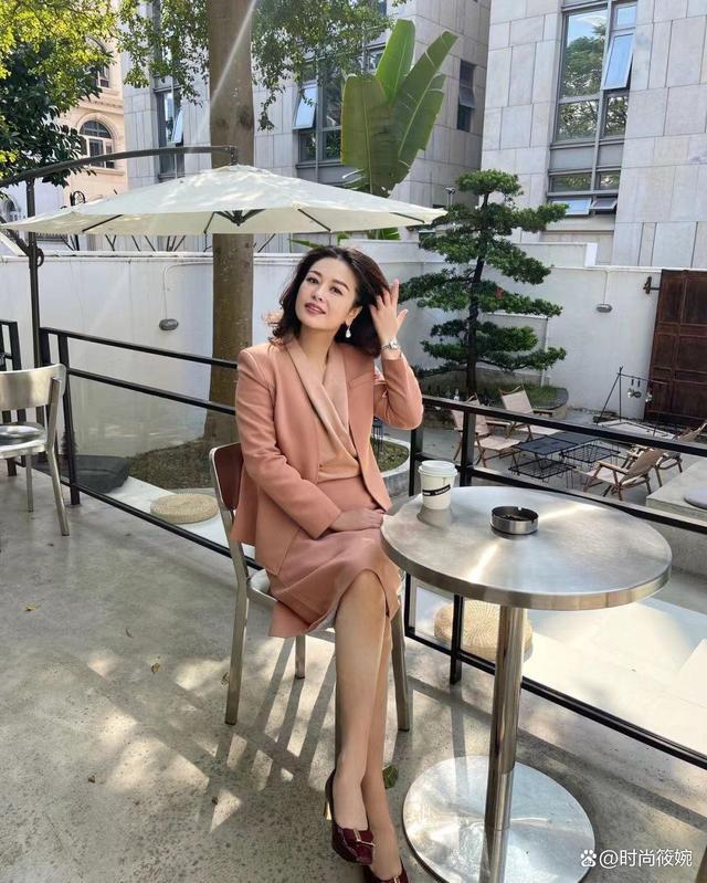 女人会打扮才端庄看这位50岁姐姐优雅风姿比同龄人显年轻太多(图11)