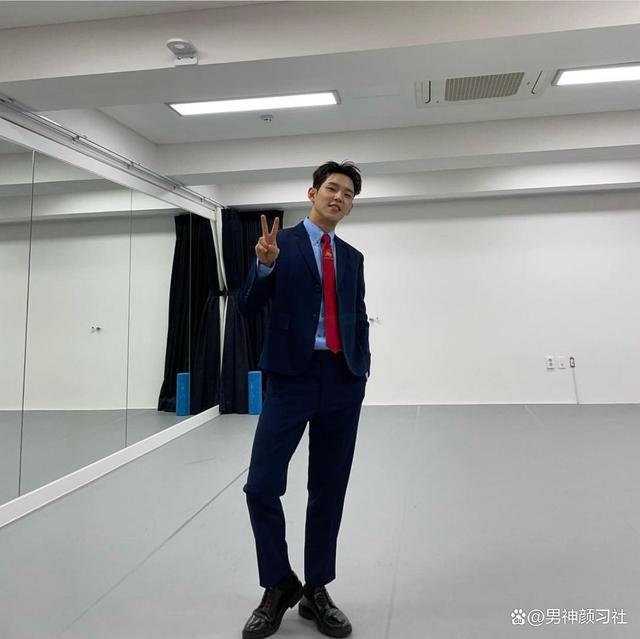 试把目光转向领带。比起人人都有的黑色和深蓝色那些商务范的领带