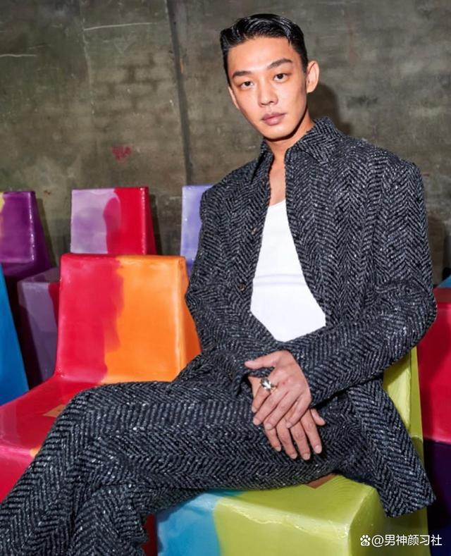 试把目光转向领带。比起人人都有的黑色和深蓝色那些商务范的领带(图2)