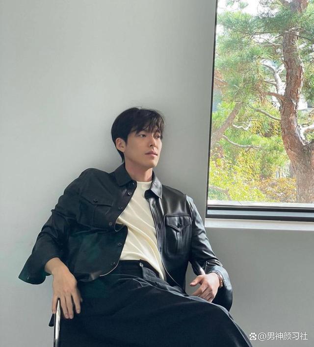 试把目光转向领带。比起人人都有的黑色和深蓝色那些商务范的领带(图4)