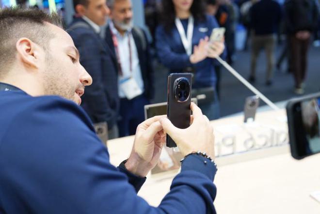 MWC2024探展荣耀：Magic6系列手机引众人围观(图2)