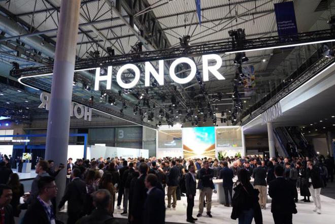 MWC2024探展荣耀：Magic6系列手机引众人围观