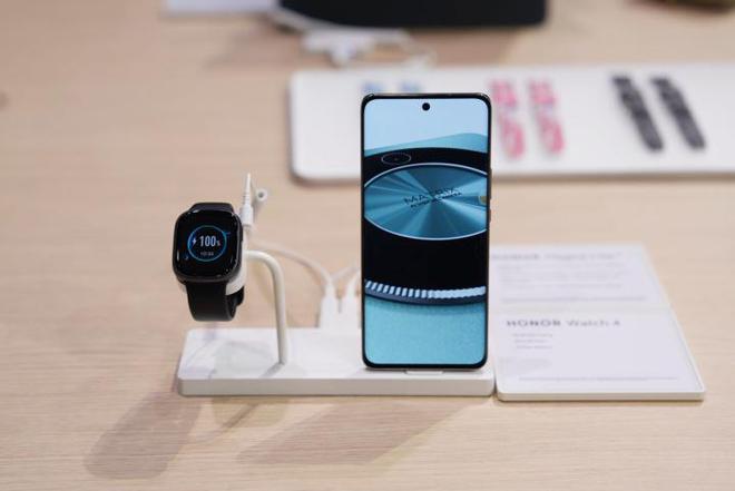 MWC2024探展荣耀：Magic6系列手机引众人围观(图3)