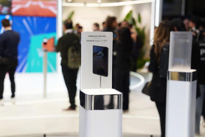MWC2024探展荣耀：Magic6系列手机引众人围观(图4)
