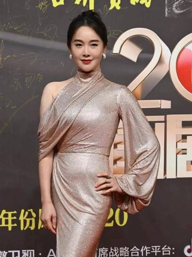 当47岁左小青撞衫49岁梅婷才发现身材在气质面前简直不值一提(图3)