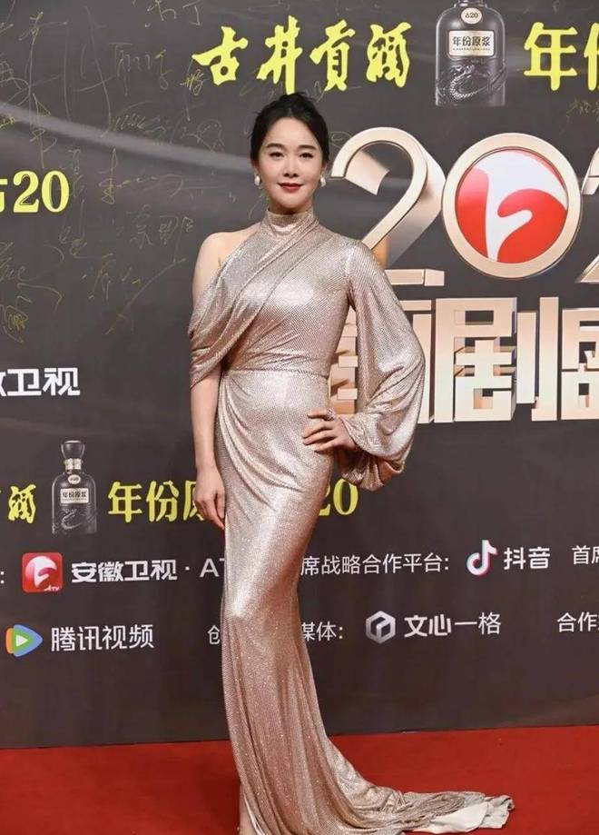 当47岁左小青撞衫49岁梅婷才发现身材在气质面前简直不值一提(图2)