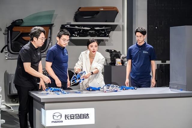 MAZDAEZ-6挑战货车夹击！结果惊艳安全不是说说而已！(图3)