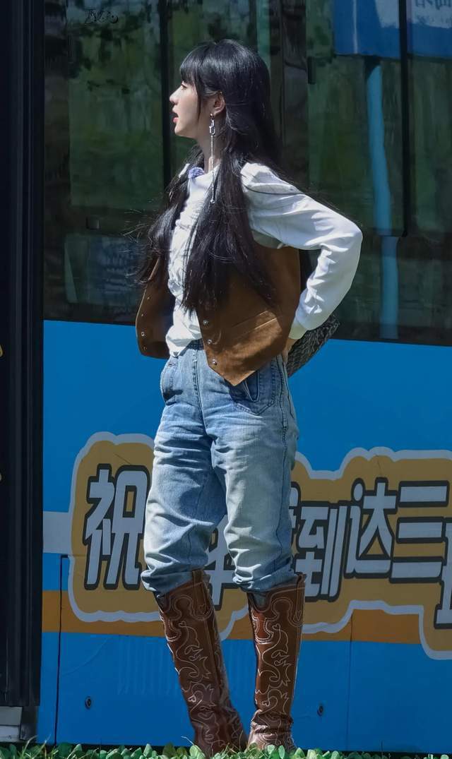 牛仔马甲配牛仔裤十足的甜酷girl(图7)
