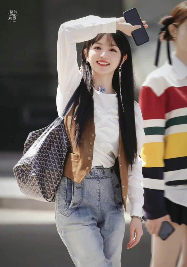 牛仔马甲配牛仔裤十足的甜酷girl(图2)