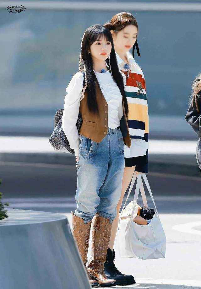 牛仔马甲配牛仔裤十足的甜酷girl(图4)