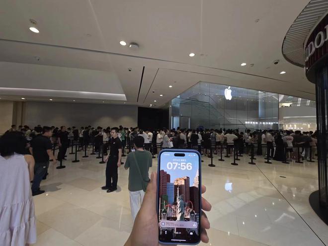 2024年iPhone16系列预售火爆用户排队提前45分钟到店取货。