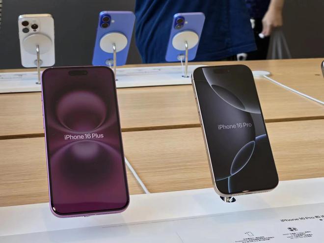 2024年iPhone16系列预售火爆用户排队提前45分钟到店取货。(图8)