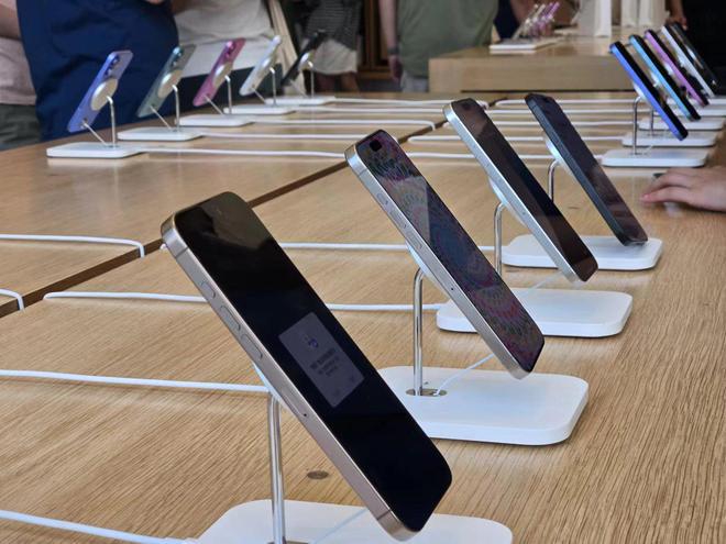 2024年iPhone16系列预售火爆用户排队提前45分钟到店取货。(图4)