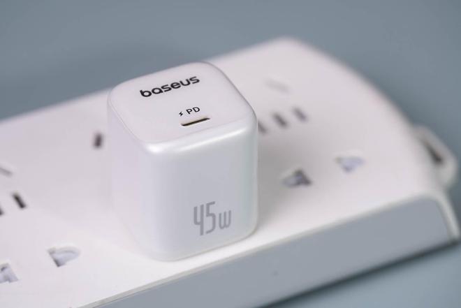 2024年iPhone16系列预售火爆用户排队提前45分钟到店取货。(图2)