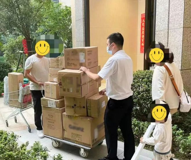 龙光集团创新服务双11“贴心送”让快递不再烦恼(图2)