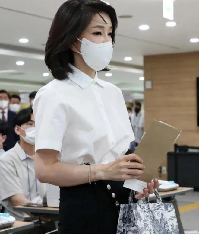 金建希是尹锡悦的最爱除了姣好的面容穿戴更让尹锡悦着迷(图3)