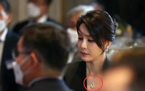 金建希是尹锡悦的最爱除了姣好的面容穿戴更让尹锡悦着迷(图2)