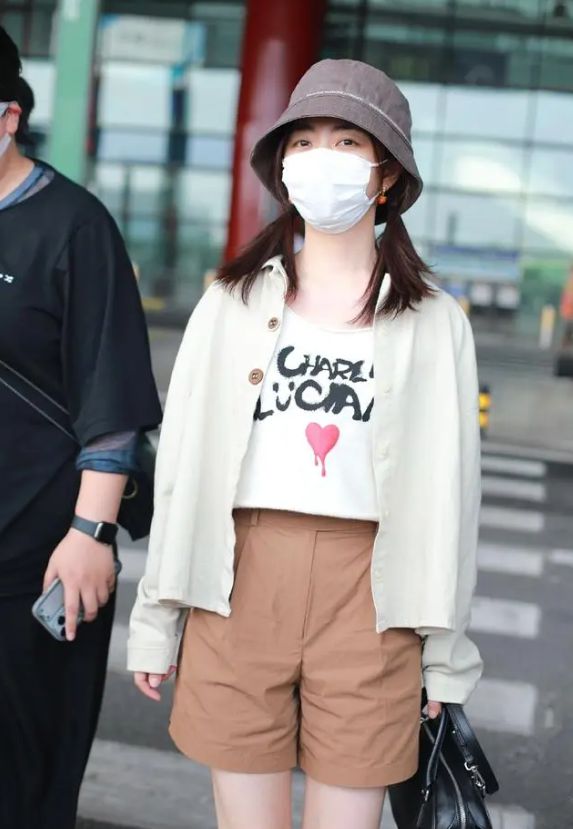162谭松韵带火了一种新穿法：短卫衣+阔腿裤+乐福鞋时髦又减龄(图9)