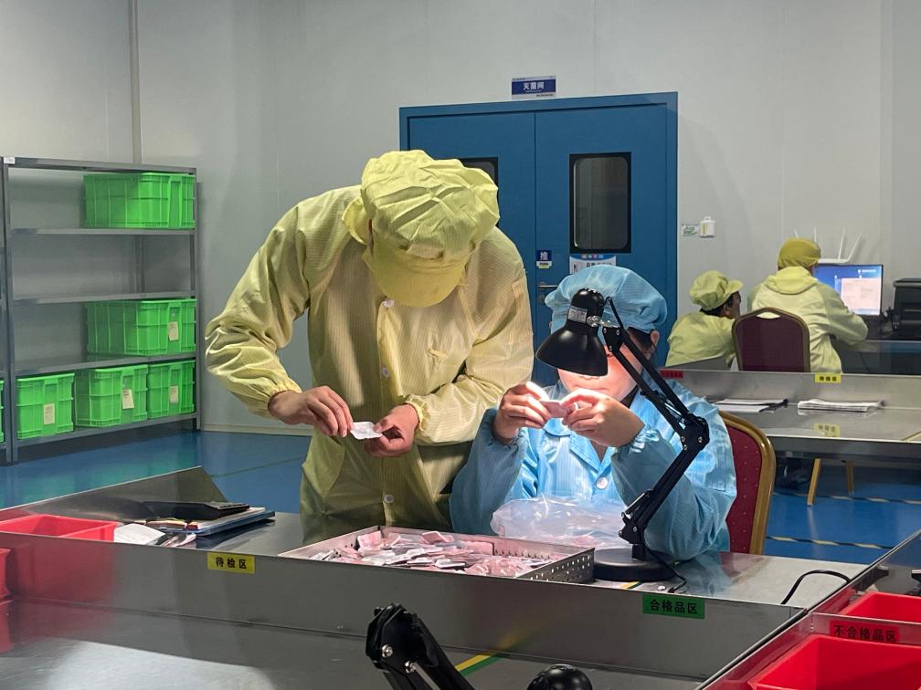 中国经济样本观察·“镇”了不起丨24亿片！你戴的美瞳两成与这个西北小镇有关(图4)