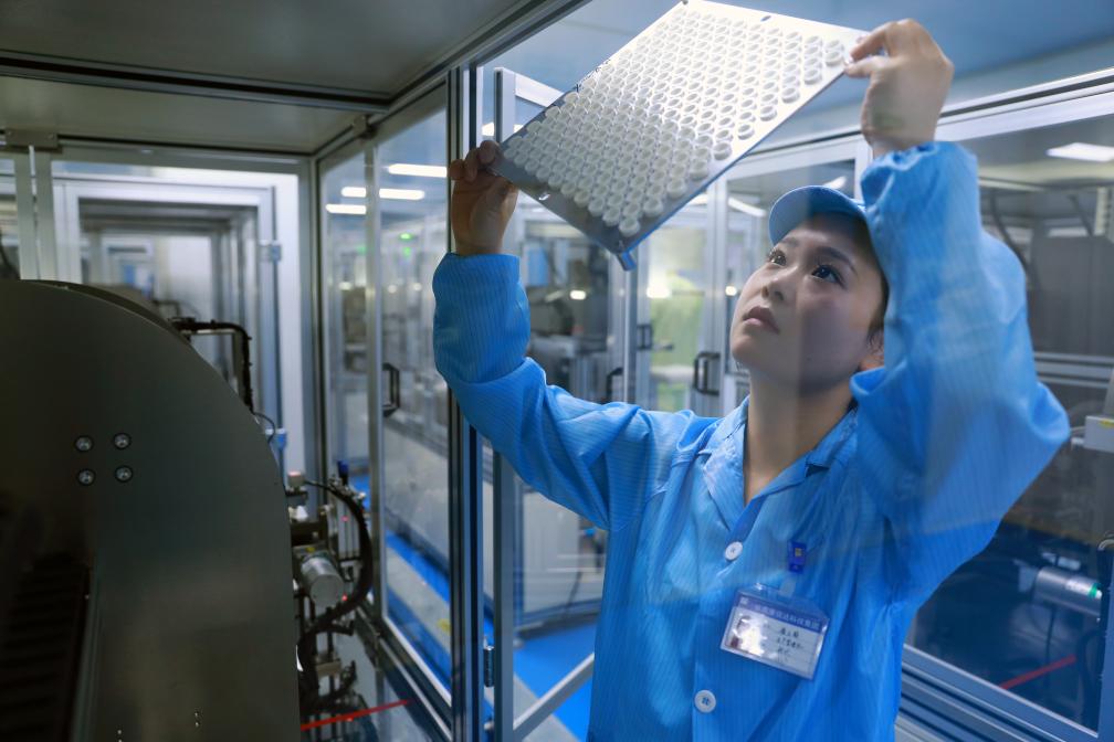 中国经济样本观察·“镇”了不起丨24亿片！你戴的美瞳两成与这个西北小镇有关(图2)