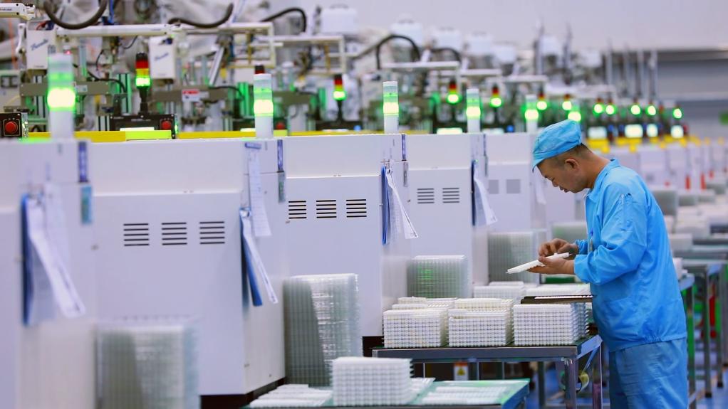 中国经济样本观察·“镇”了不起丨24亿片！你戴的美瞳两成与这个西北小镇有关(图3)