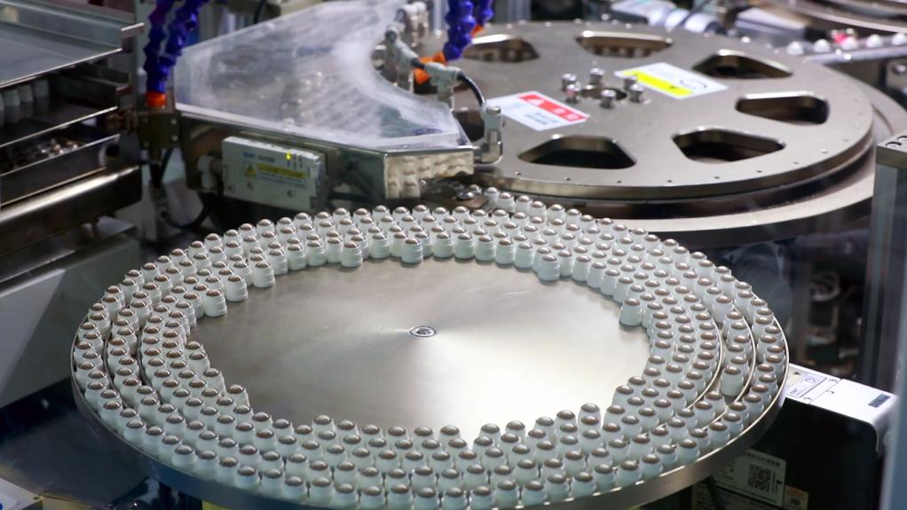 中国经济样本观察·“镇”了不起丨24亿片！你戴的美瞳两成与这个西北小镇有关(图5)